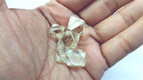 Nieoszlifowane diamenty .